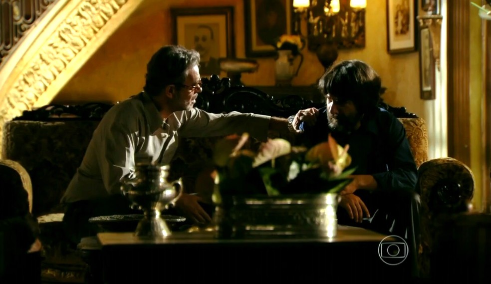 Duque (Jean Pierre Noher) oferece seu ombro amigo a Dom Rafael (Cesar Troncoso) - 'Flor do Caribe' — Foto: Globo