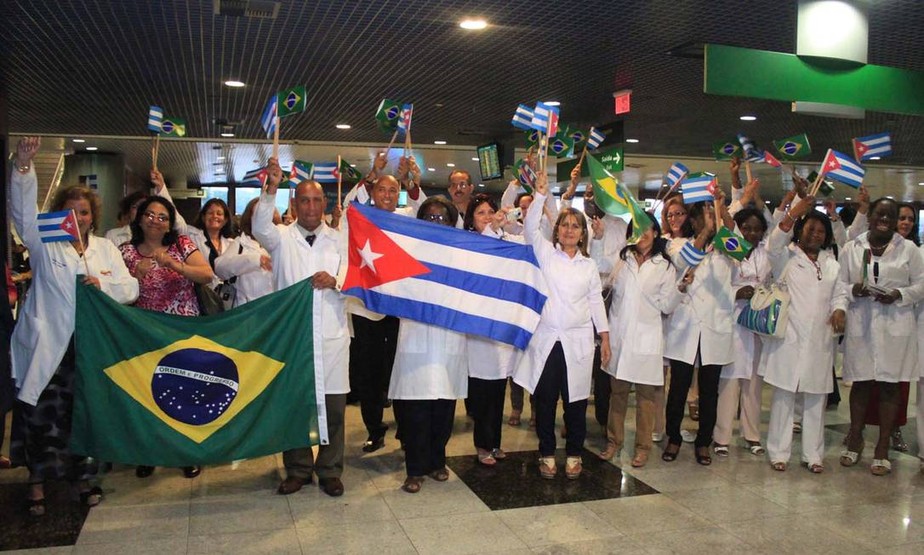 Médicos cubanos chegam em Recife para participar do programa Mais Médicos, em 2013