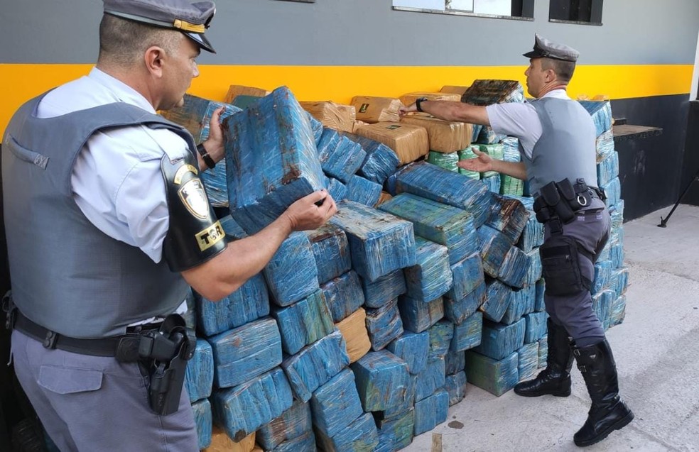 Droga apreendida com motorista de caminhão em Piratininga somou 5 toneladas  — Foto: Polícia Rodoviária / Divulgação