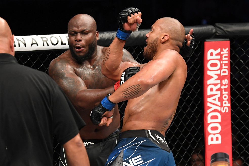 Derrick Lewis (esq.) foi nocauteado por Ciryl Gané em agosto — Foto: Getty Images