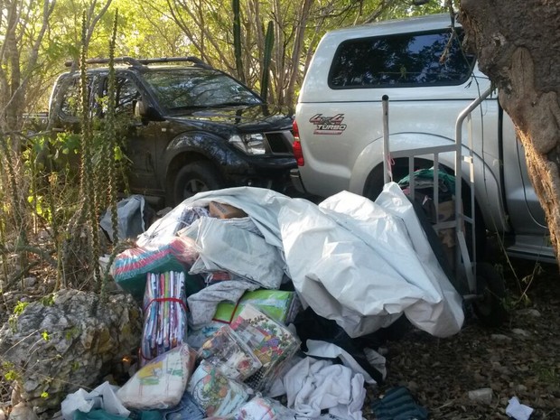 No local, além dos veículos, uma carga de confecções roubada também foi encontrada (Foto: Ascom/PRF)
