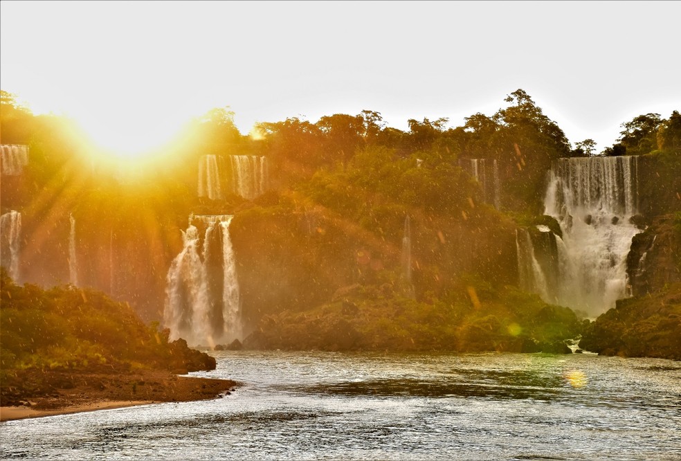 Pôr do sol nas Cataratas do Iguaçu — Foto: Dani Capelari