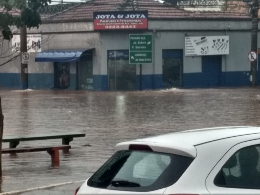 Chuva forte inundou a avenida Nações Unidas e a estação ferroviária em Bauru na quinta-feira (19) — Foto: Joelma Gaspar/Arquivo pessoal