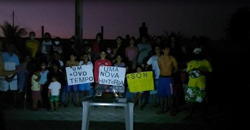 Moradores protestam contra escuridão na praça de Sagi — Foto: Reprodução