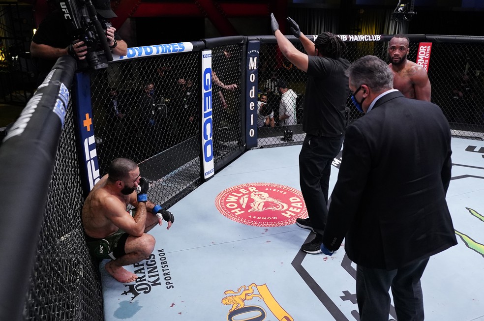 Herb Dean encerra a luta entre Leon Edwards e Belal Muhammad — Foto: Getty Images