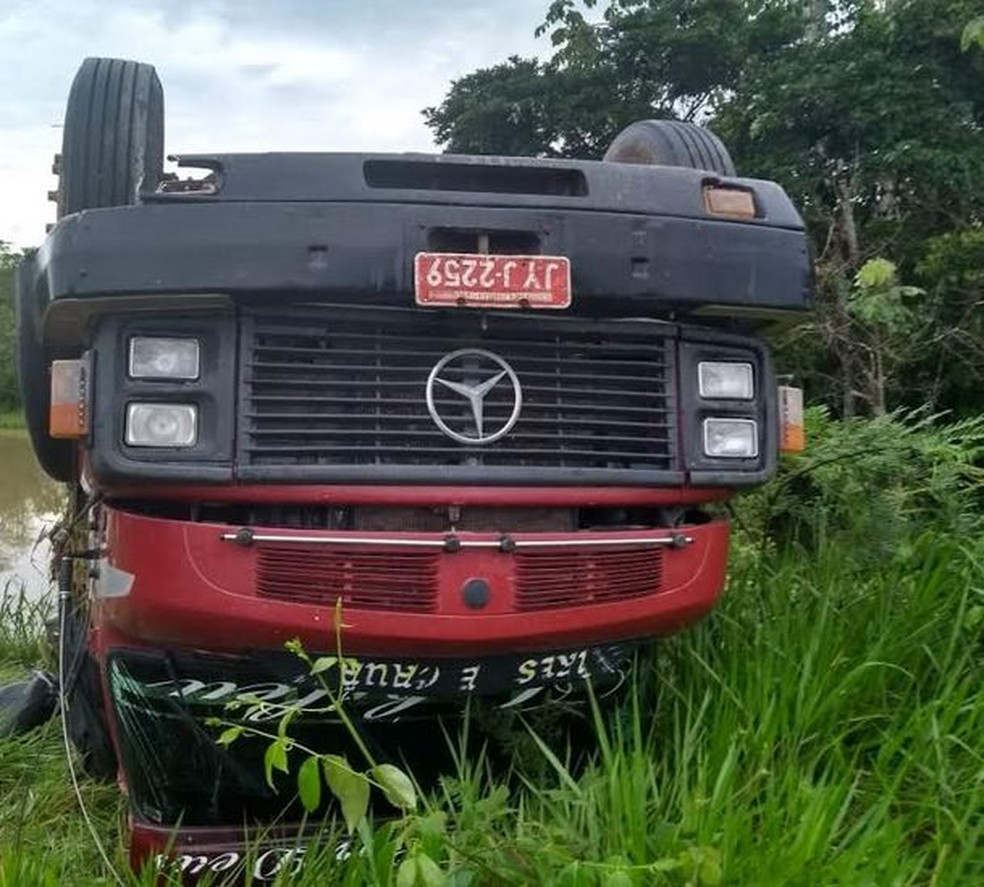 CaminhÃ£o ficou de cabeÃ§a para baixo com o acidente â Foto: Arquivo/Corpo de Bombeiros