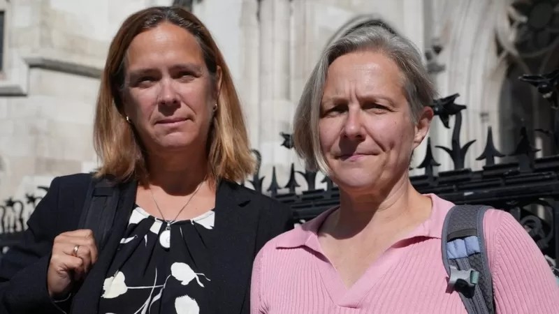 Sarah Osborne (à direita), com sua companheira, Helen Arnold: ela finalmente conseguiu o direito de constar na certidão de nascimento do seu filho (Foto: RAEPH BALLANTYNE/BBC)