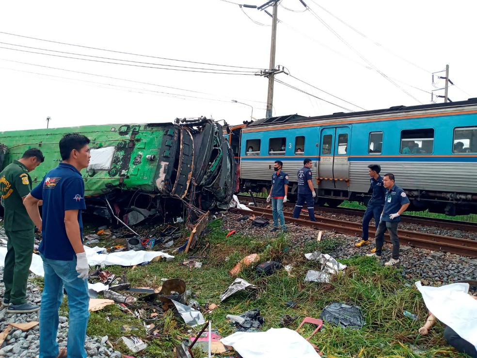 11 de outubro - Ônibus e trem colidem em região próxima à estação ferroviária Khlong Kwaeng Klan, na província de Chachoengsao, a leste da capital tailandesa, Bangkok. — Foto: Dailynews/Reuters