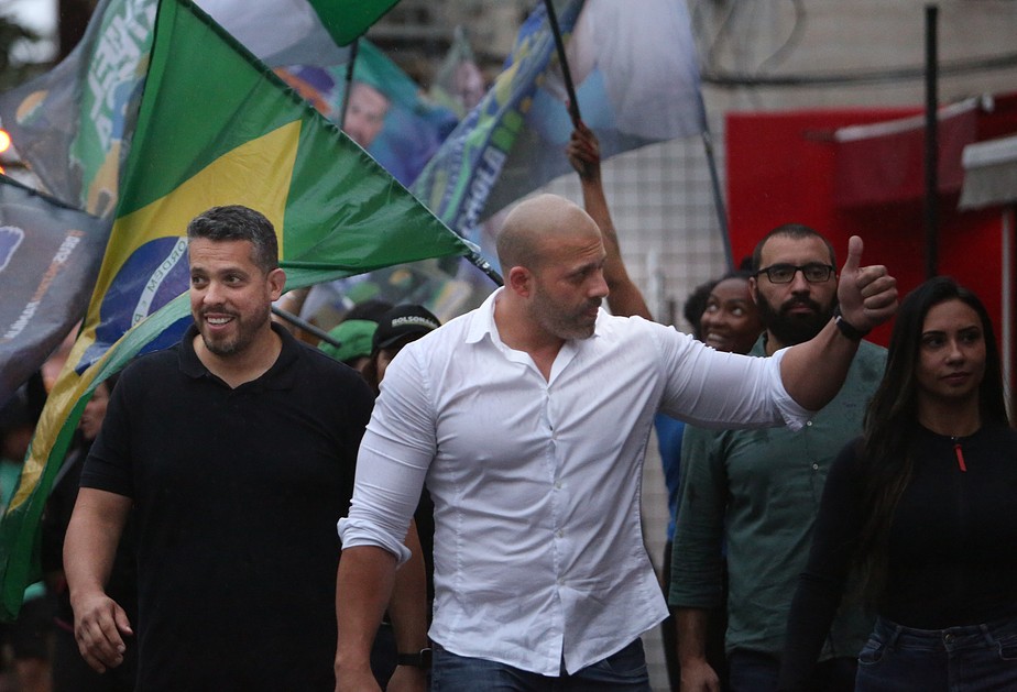 Daniel Silveira e Rodrigo Amorim fazem campanha na Barra da Tijuca, no Rio, em Daniel Silveira e Rodrigo Amorim, Paola Silveira, durante panfletagem na Barra da Tijuca, no Rio, em 28/09/2022