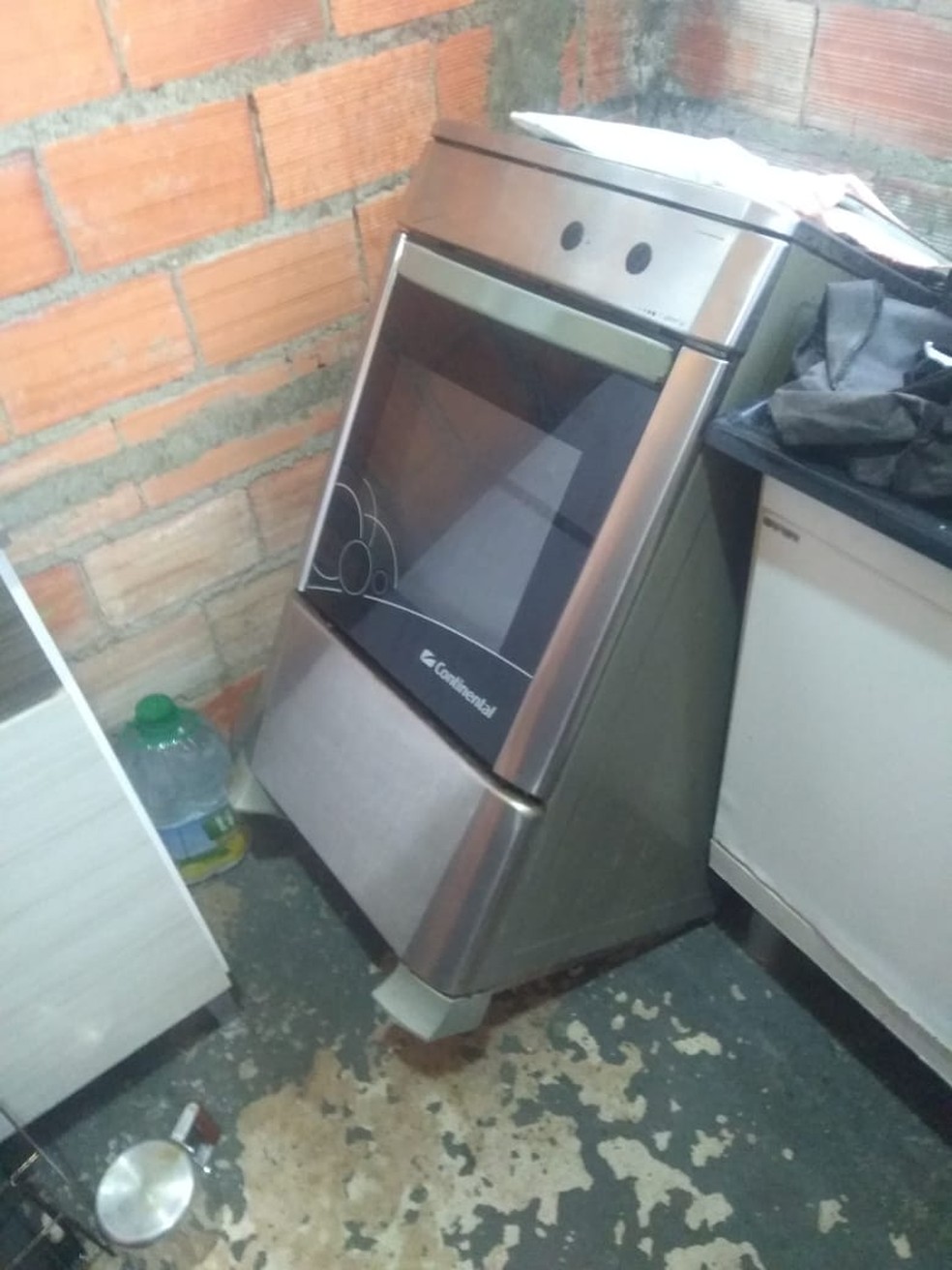 Arma foi encontrada dentro de fogão na casa em que o casal vive, em Piracicaba — Foto: Guarda Civil Municipal de Piracicaba