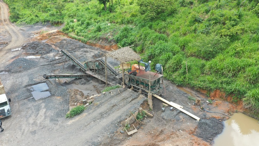 Garimpo ilegal próximo a torre de transmissão de energia elétrica vinda da Belo Monte  — Foto: Polícia Federal/Divulgação
