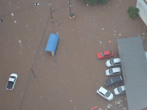 Chuva arrasta carros em Piracicaba_0603 (Foto: Juliana Franco/G1)