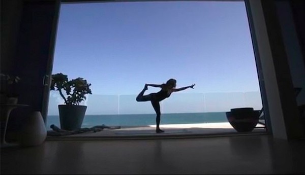 A atriz Halle Berry em cena do vídeo em que compartilha sua rotina de exercícios físicos (Foto: Instagram)
