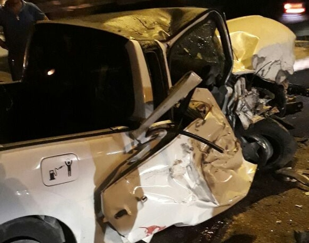 Motorista do automóvel morreu no local (Foto: Divulgação/PRF)