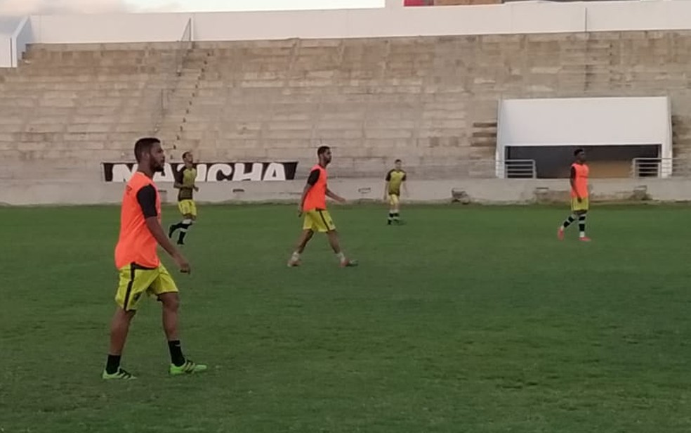 Meia Valdeir treina com o elenco alvinegro — Foto: Ascom/ASA