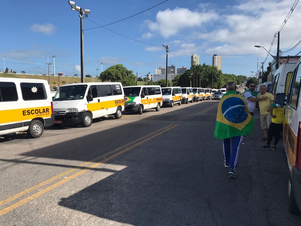 Motoristas de vans escolares se concentraram na Praça de Mirassol, na Zona Sul de Natal (Foto: Kleber Teixeira/Inter TV Cabugi)