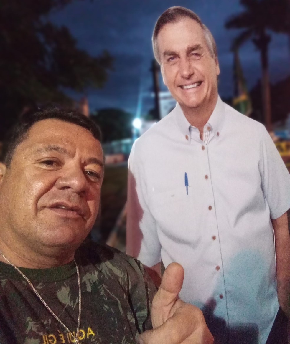 Gilcemar Faria de Oliveira, de Itajubá (MG), ao lado de um totem do ex-presidente Jair Bolsonaro; ele foi preso após ataques em Brasília (DF) — Foto: Redes sociais 