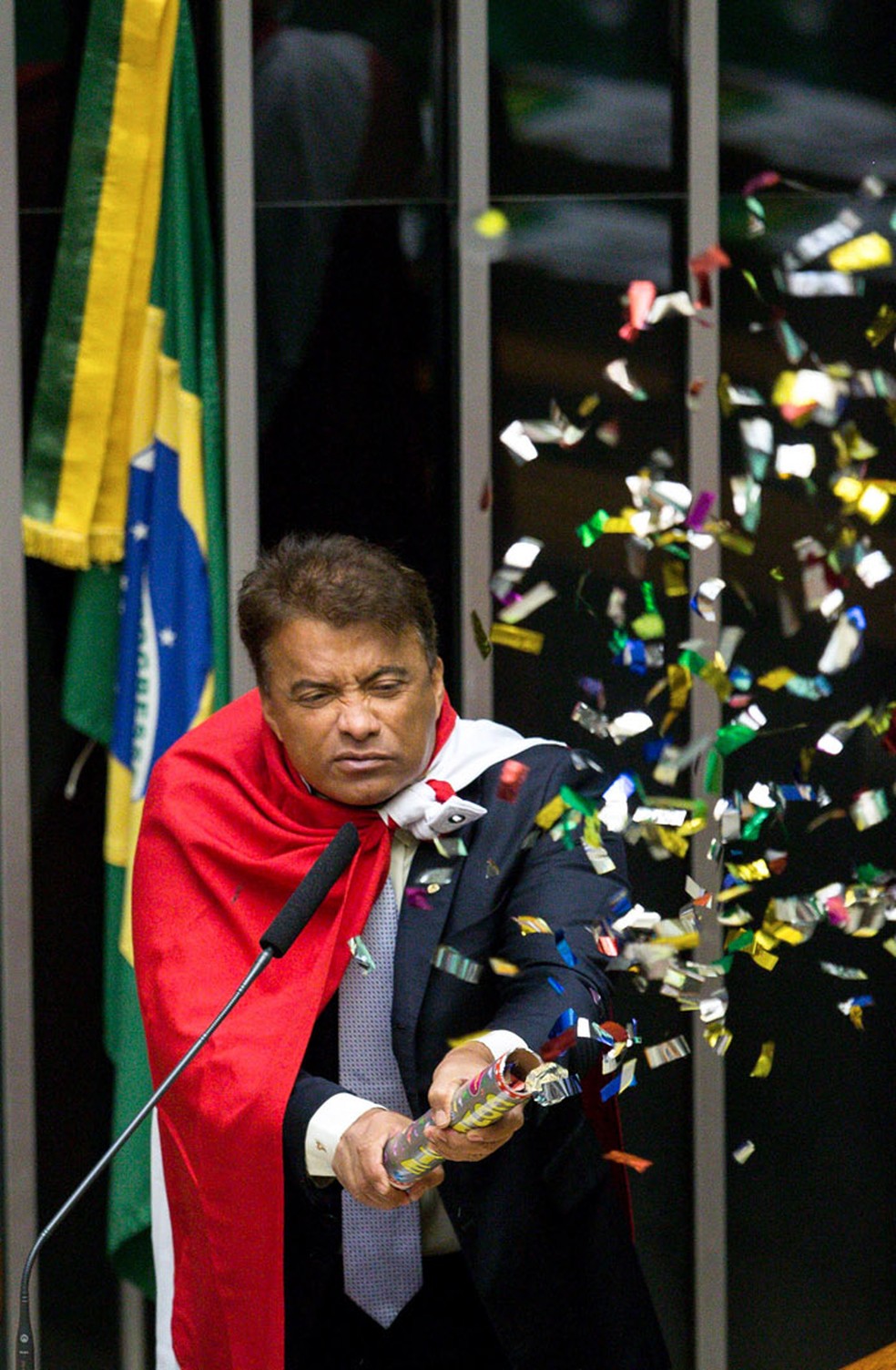 16/04 - O deputado Wladimir Costa (Solidariedade/PA) solta confetes durante sessão que discute o processo de impeachment da presidente Dilma Rousseff no plenário da Câmara, em Brasília — Foto: Daniel Teixeira/Estadão Conteúdo