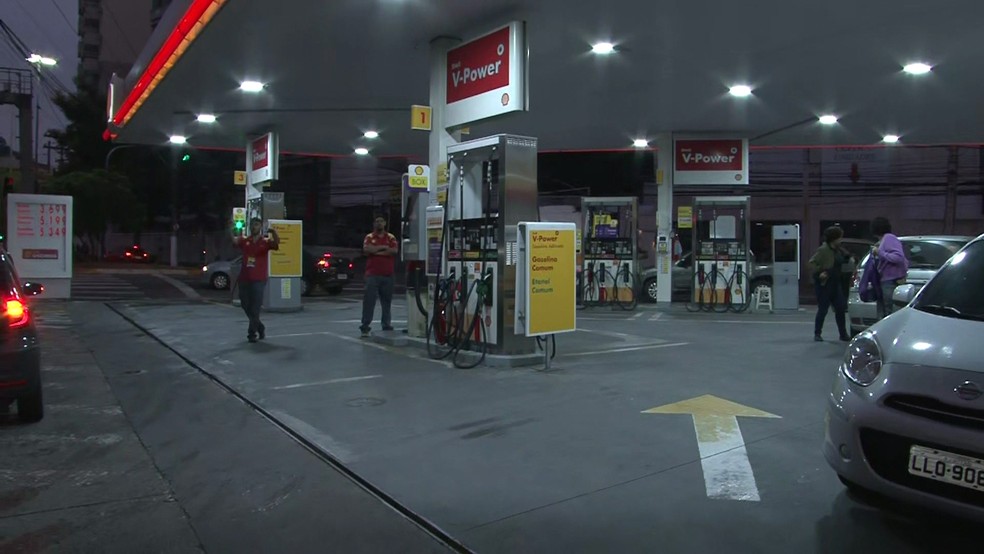 Frentistas sinalizam que não tem combustível em posto em Niterói, na Região Metropolitana do Rio (Foto: Reprodução/ TV Globo)