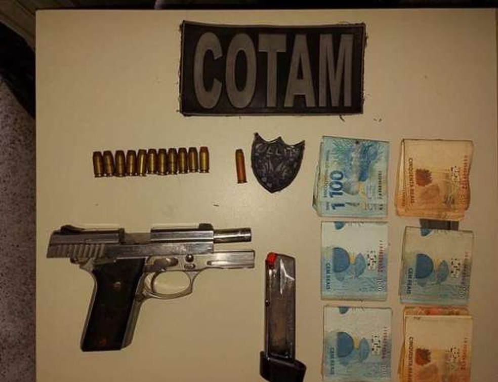 Pistola, dinheiro e munições foram apreendidas no Bairro Jóquei Clube, em Fortaleza — Foto: SSPDS
