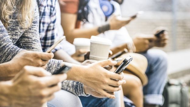 Para Epstein, empresas como Google, Facebook e WhatsApp são 'forças do caos' (Foto: Getty Images via BBC News Brasil) Para Epstein, empresas como Google, Facebook e WhatsApp são 'forças do caos' (Foto: Getty Images via BBC News Brasil)