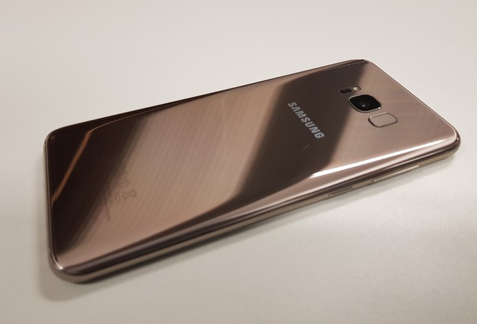 Galaxy S8 dourado foi anunciado em agosto de 2017 (Foto: Reprodução / Samsung)