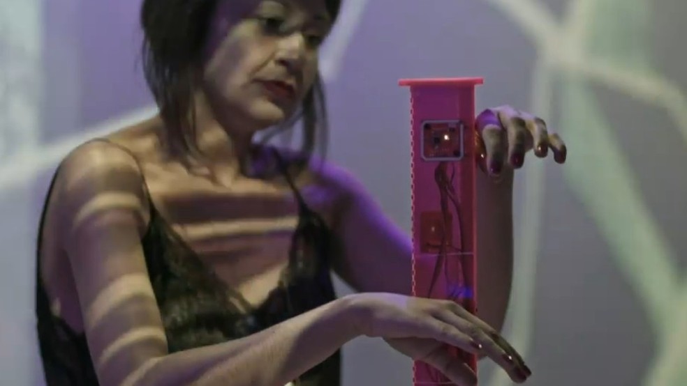 Lina Lopes realizou performance artística em que sensores identificam chips para emitir sons — Foto: Arquivo pessoal