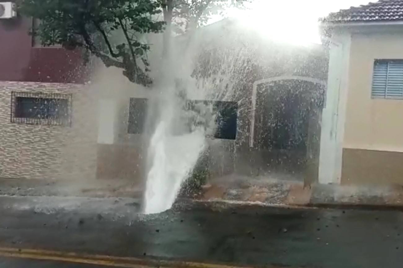 Moradores relatam transtornos com vazamento de água da rua em casa de Limeira