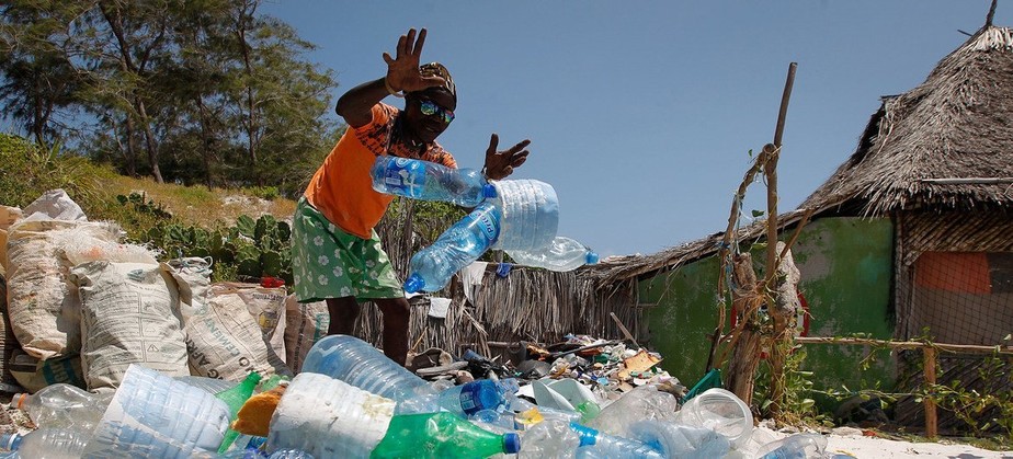 Moradores de Watamu, no Quênia, retiram lixo e plástico da praia.