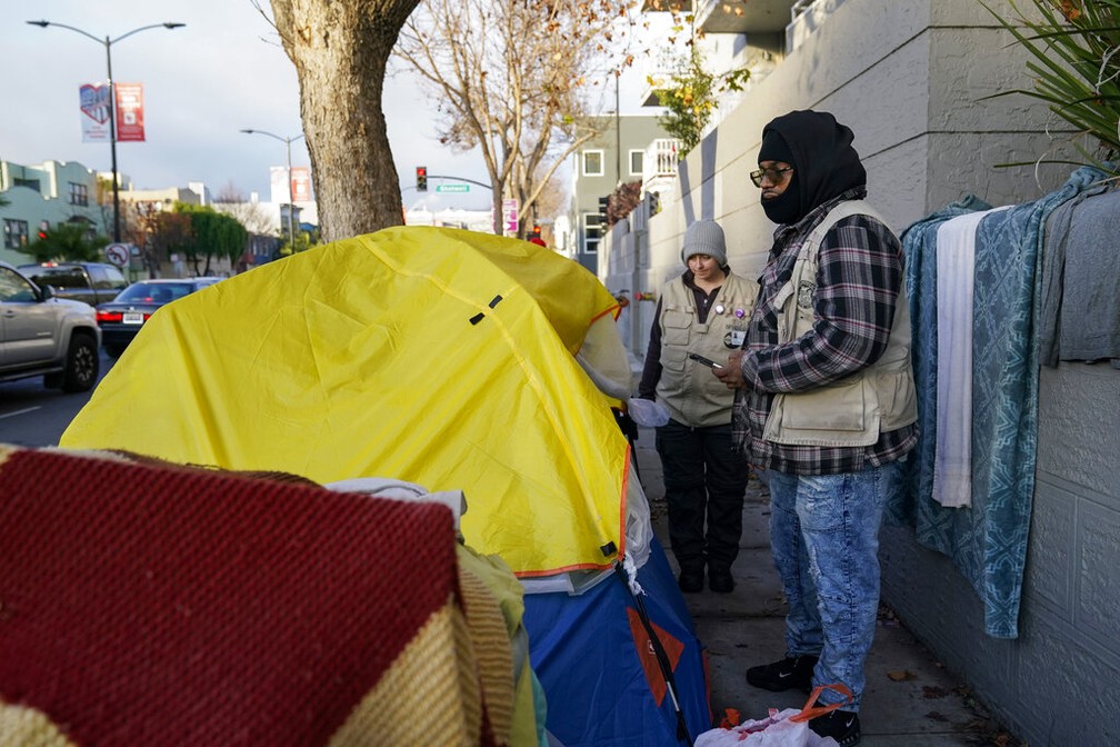 Agentes da prefeitura fazem contato com moradores de rua em San Francisco, em 13 de dezembro de 2022. — Foto: Godofredo A. Vásquez/ AP 