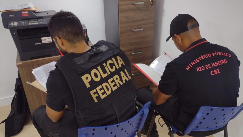 Os mandados são cumpridos em bairros de Campos e capital fluminense — Foto: Polícia Federal/Divulgação 