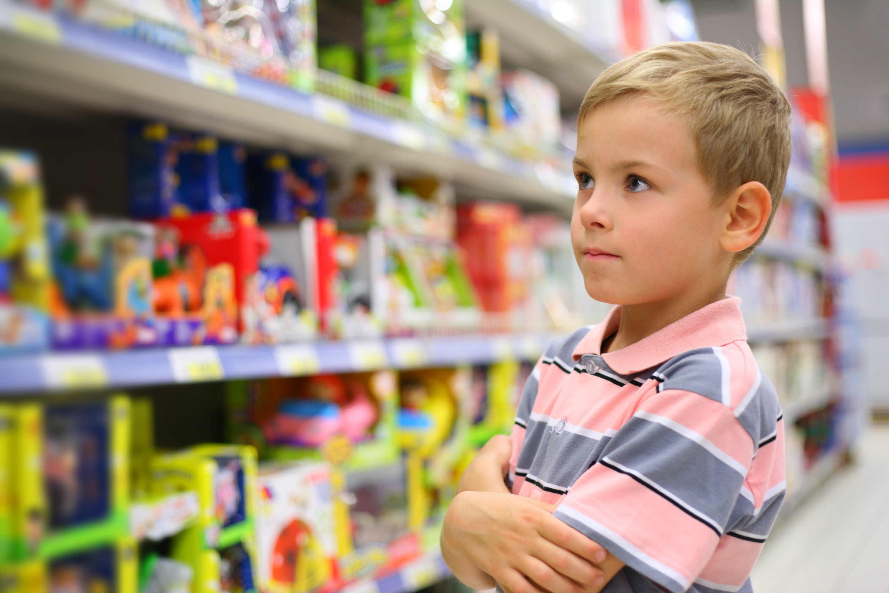 criança com alergia alimentar observa rótulos de alimentos  (Foto: Thinkstock)