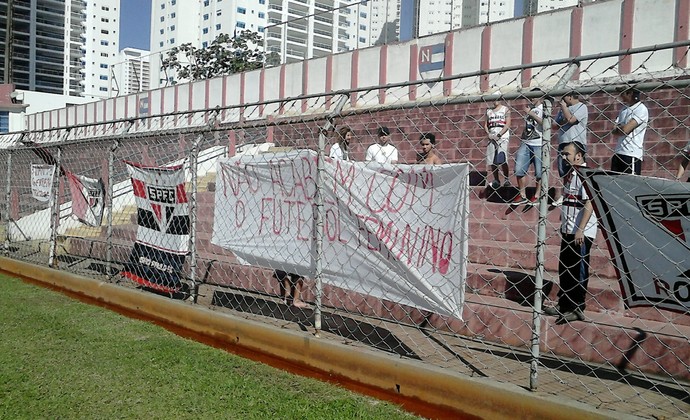 Protesto da torcida do São Paulo contra o fim da equipe de futebol feminino (Foto: Felipe Kyoshy/GloboEsporte.com)