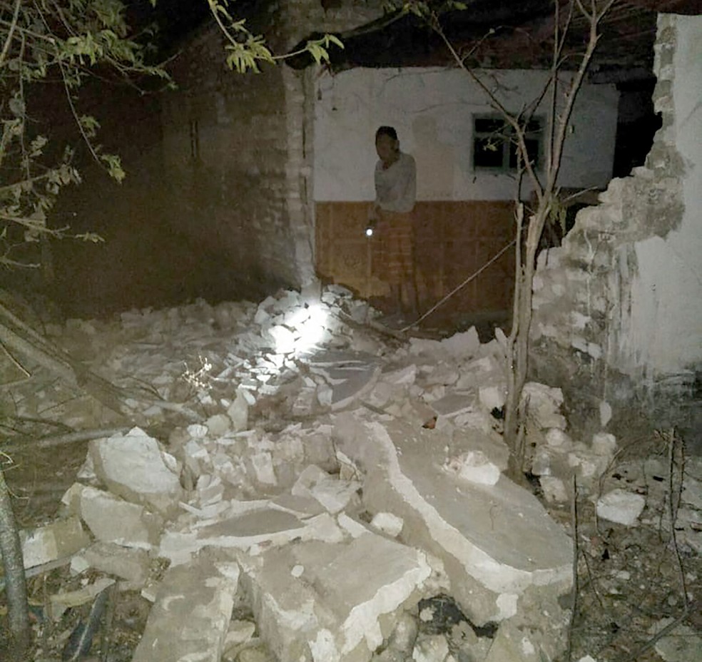 Foto distribuída por agência governamental mostra danos causados por terremoto que atingiu o distrito de Sumenep, na ilha de Java, na Indonésia, na quinta-feira (11, horário local) — Foto: Handout/Badan Nasional Penanggulangan Bencana/AFP