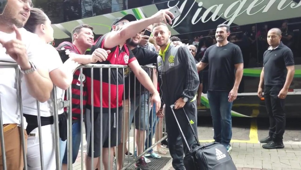 Grupo de rubro-negros recepcionou time em Chapec&oacute; e tirou foto com jogadores &mdash; Foto: Reprodu&ccedil;&atilde;o / Fla TV