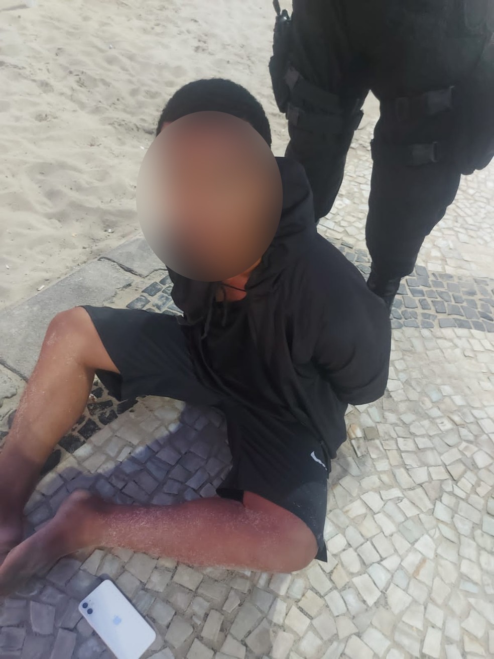 Dois menores de idade foram detidos e encaminhados para a 12ªDP (Copacabana) após roubarem e agredirem duas turistas na praia de Copacabana — Foto: Reprodução