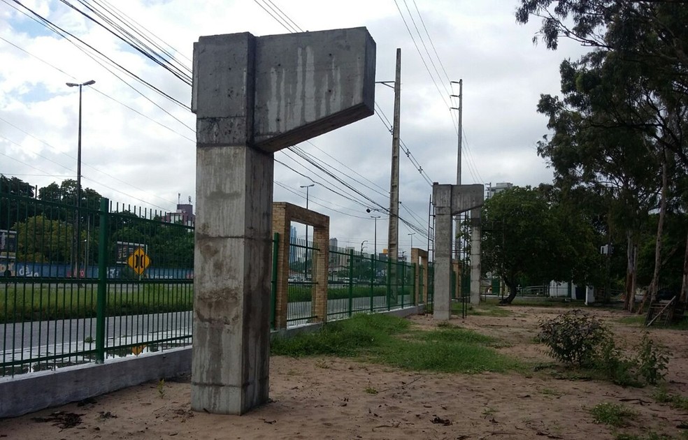 Pilares laterais já foram construídos, às margens da BR-230, no limite das cidades de João Pessoa e Cabedelo (Foto: DER/Divulgação)