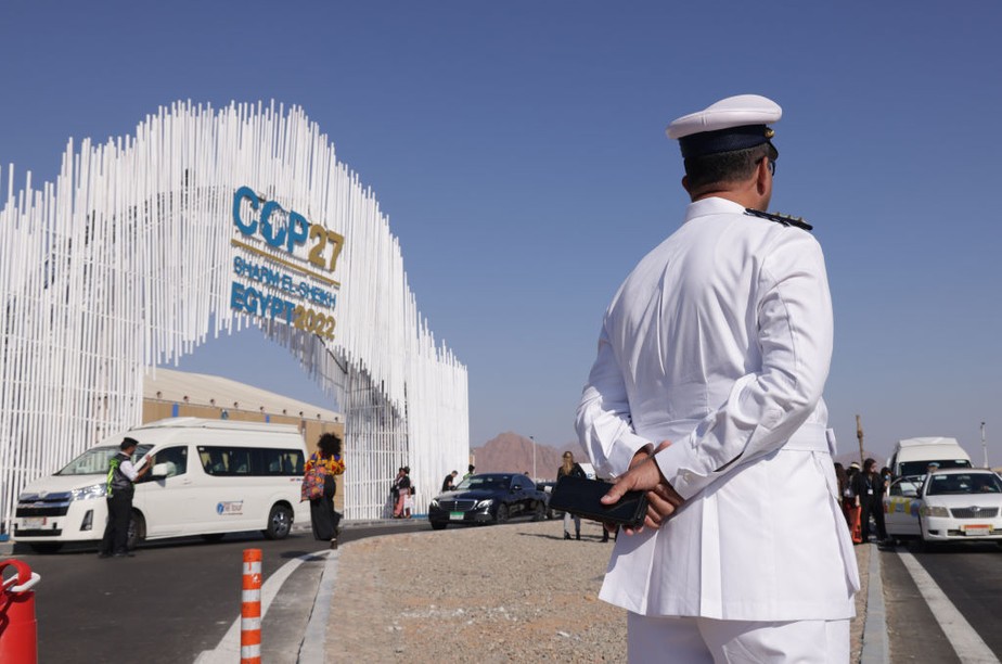 Policial de trânsito monitora os veículos que chegam do lado de fora da entrada principal no segundo dia da conferência climática COP27 em Sharm El Sheikh, no Egito