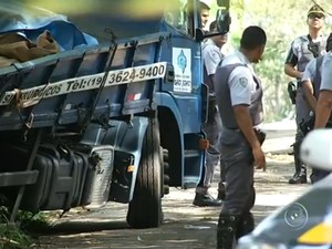 Grupo interceptou caminhão em Jundiaí (Foto: Reprodução/TV TEM)