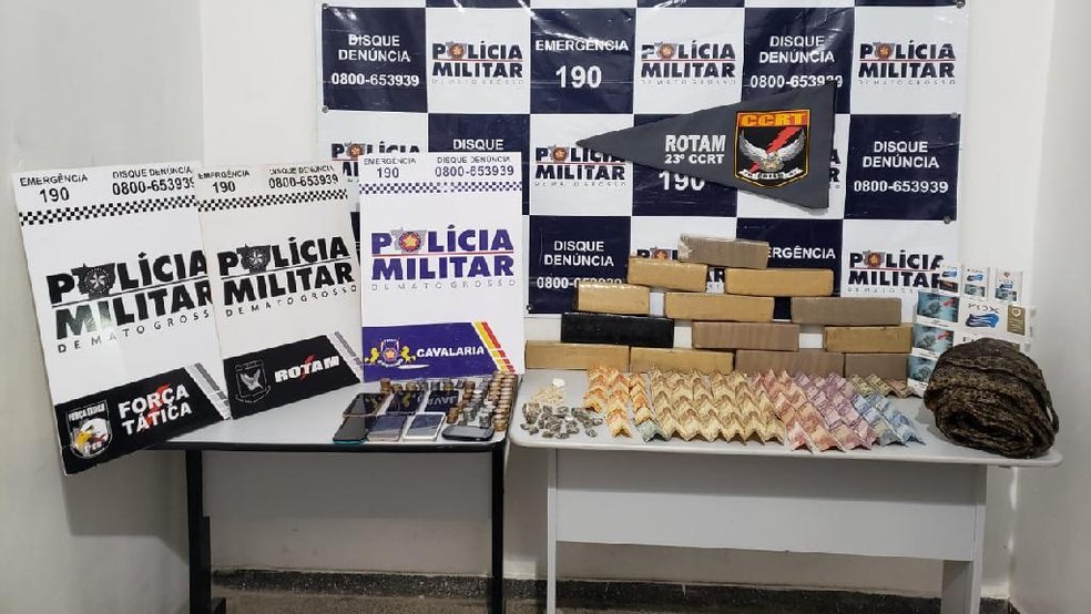 Drogas, dinheiro e celulares foram apreendidos pelos policiais — Foto: Polícia Militar