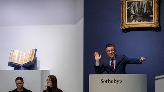 O leiloeiro da Sotheby's, Benjamin Deller, recebe lances durante a venda do Codex Sassoon na Sotheby's, em Nova York, em 17 de maio de 2023 — Foto: ANGELA WEISS / AFP