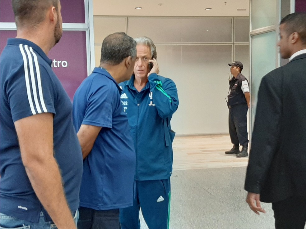 No telefone, Jesus desembarca no Rio depois de vencer mais uma partida pelo Flamengo — Foto: Felipe Schmidt