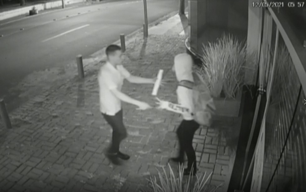 Mulher luta com homem que tentou roubar o celular dela, em Anápolis — Foto: Reprodução/TV Anhanguera