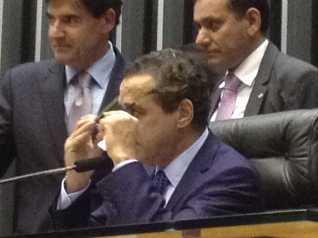 O presidente da Câmara, Henrique Alves, chora ao ouvir as manifestações de colegas no plenário (Foto: Fernanda Calgaro/G1)