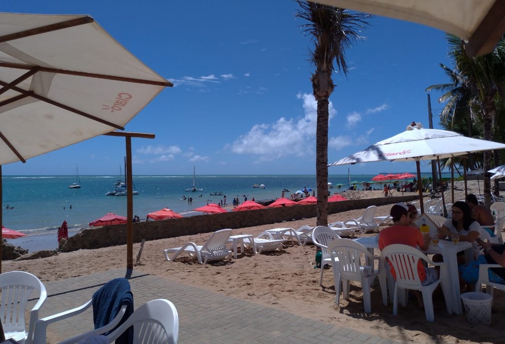 Praia do Bessa, em João Pessoa, oferece esportes aquáticos e bares ...