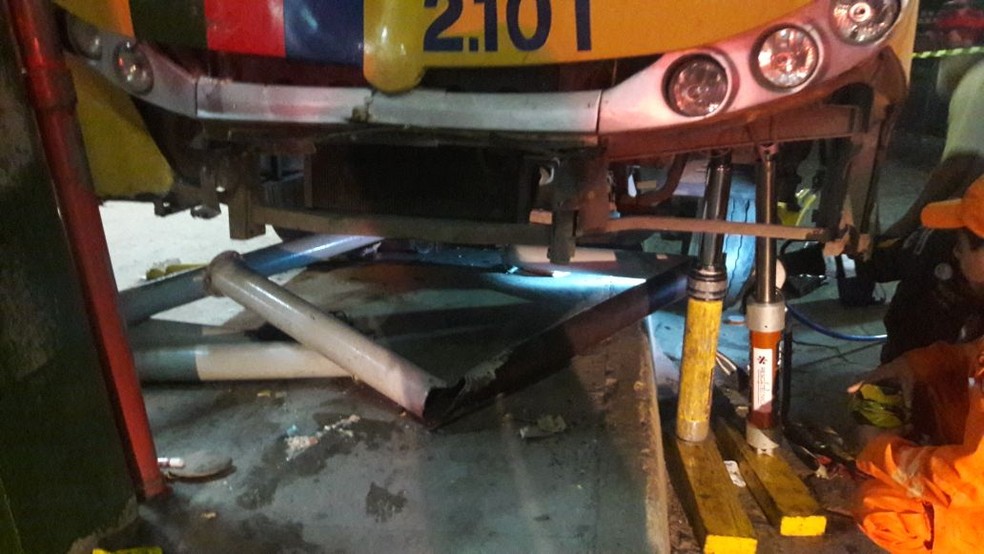 Ônibus precisou ser erguido para que mulheres fossem resgatadas após serem atropeladas no Terminal de Camaragibe, no Grande Recife, no domingo (29) (Foto: Imprensa/Corpo de Bombeiros/Divulgação)