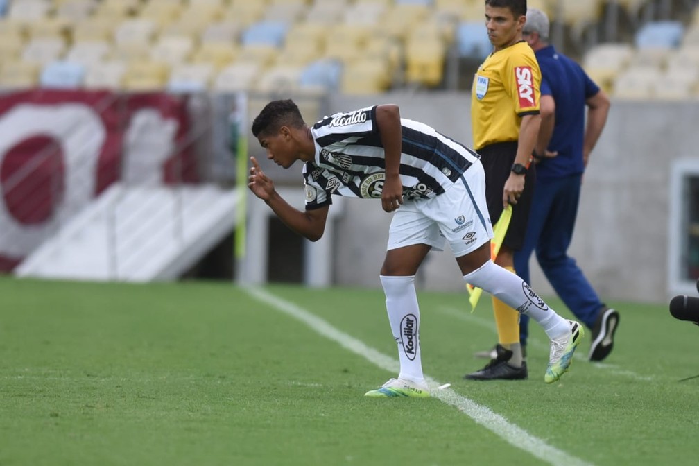 Ângelo, de 15 anos, estreou pelo Santos neste domingo, contra o Fluminense — Foto: Ivan Storti/Santos FC