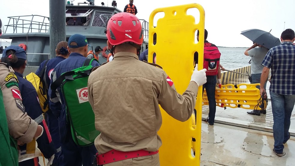 Socorristas do Samu e Corpo de Bombeiros jÃ¡ aguardavam no porto do DER a chegada dos passageiros resgatados do naufrÃ¡gio (Foto: Daniele Gamboa/DivulgaÃ§Ã£o)