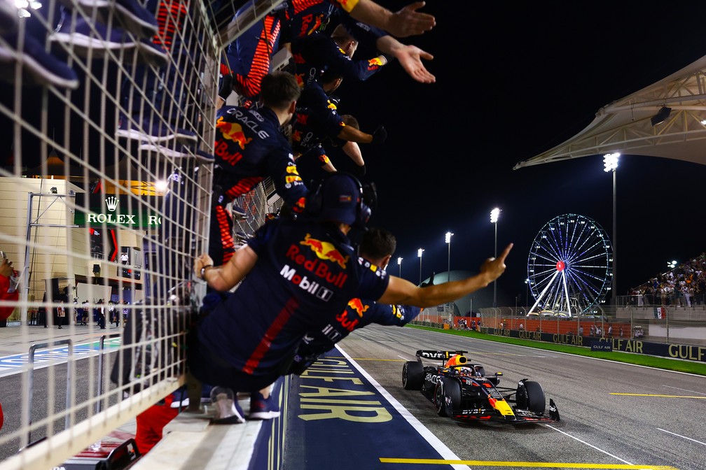 Max Verstappen recebe a bandeirada no GP do Bahrein, abertura da temporada 2023 da Fórmula 1 — Foto: Mark Thompson/Getty Images