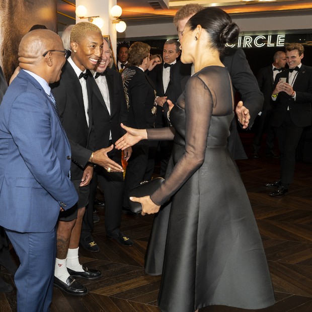 LONDON, ENGLAND - JULY 14: Prince Harry, Duke of Sussex and Meghan, Duchess of Sussex greet US singer Pharrell Williams at the European Premiere of Disney's "The Lion King" at Odeon Luxe Leicester Square on July 14, 2019 in London, England.  (Photo by Nik (Foto: Getty Images)